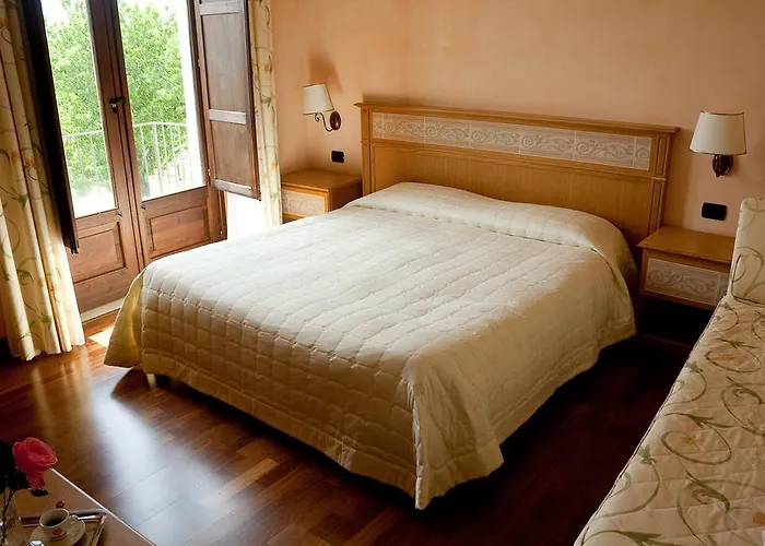 乡村民宿 玻璃杯中的玫瑰乡村民宿 Soveria Mannelli